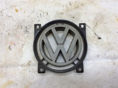 Эмблема VW в решетку радиатора 